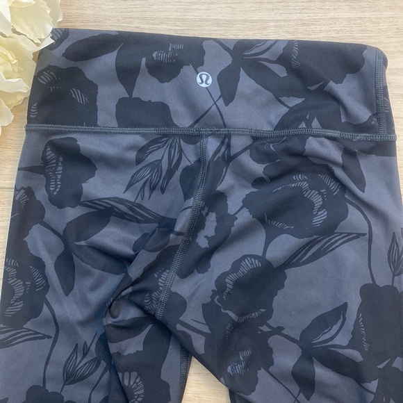 Lululemon | Brisk Bloom | Cropped Leggings - Picture 5 of 12